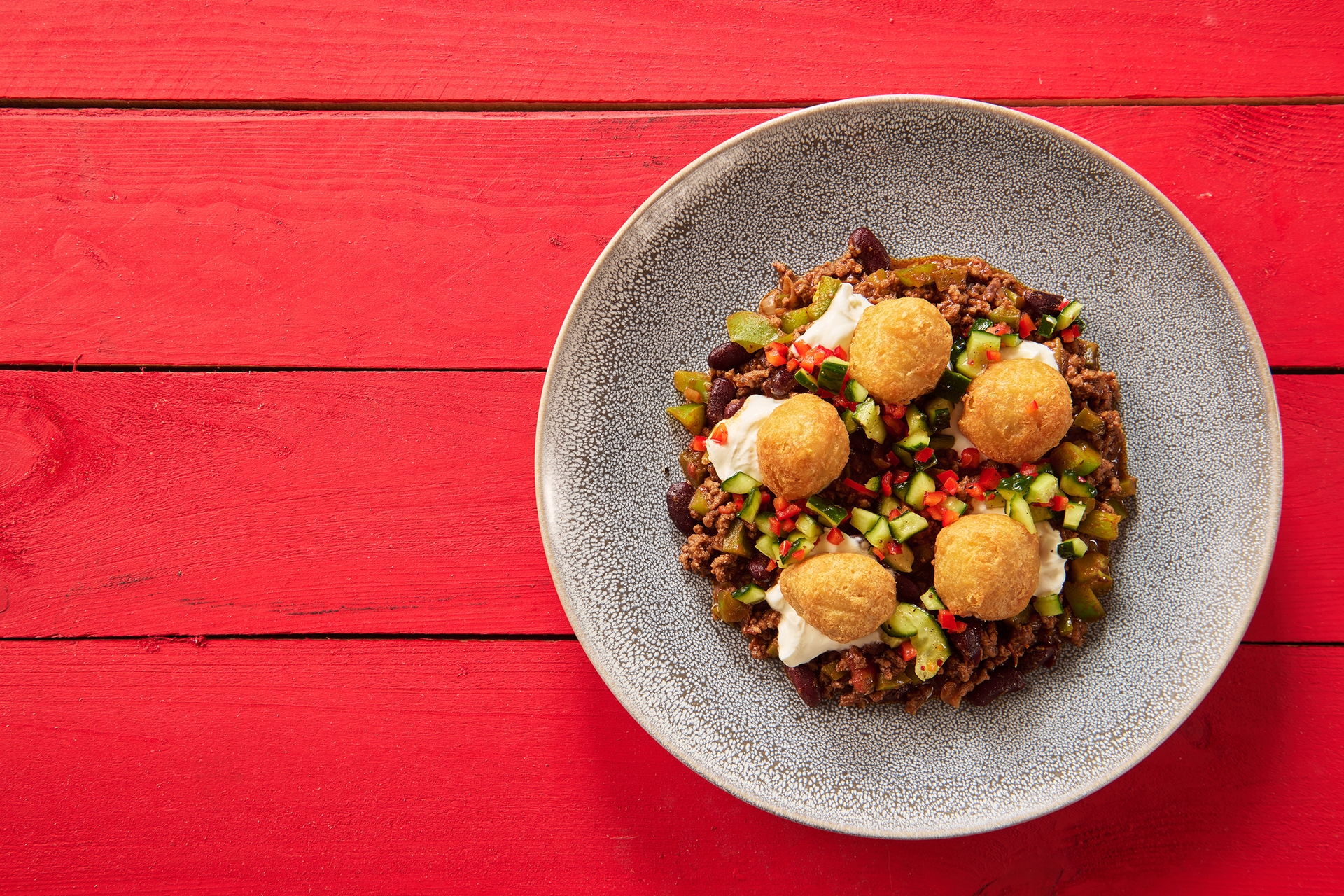 loaded_chili_cheddar_cheese_nuggets_chilli_con_carne_a_salsou_z_cerstvych_okurek