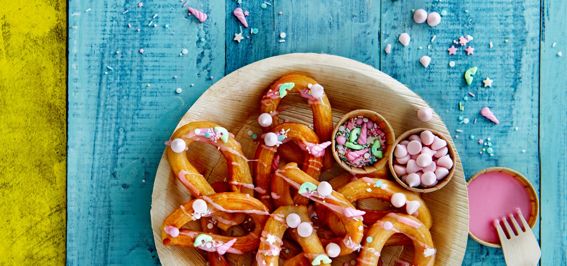 ruzove-churros-s-duhovou-posypkou