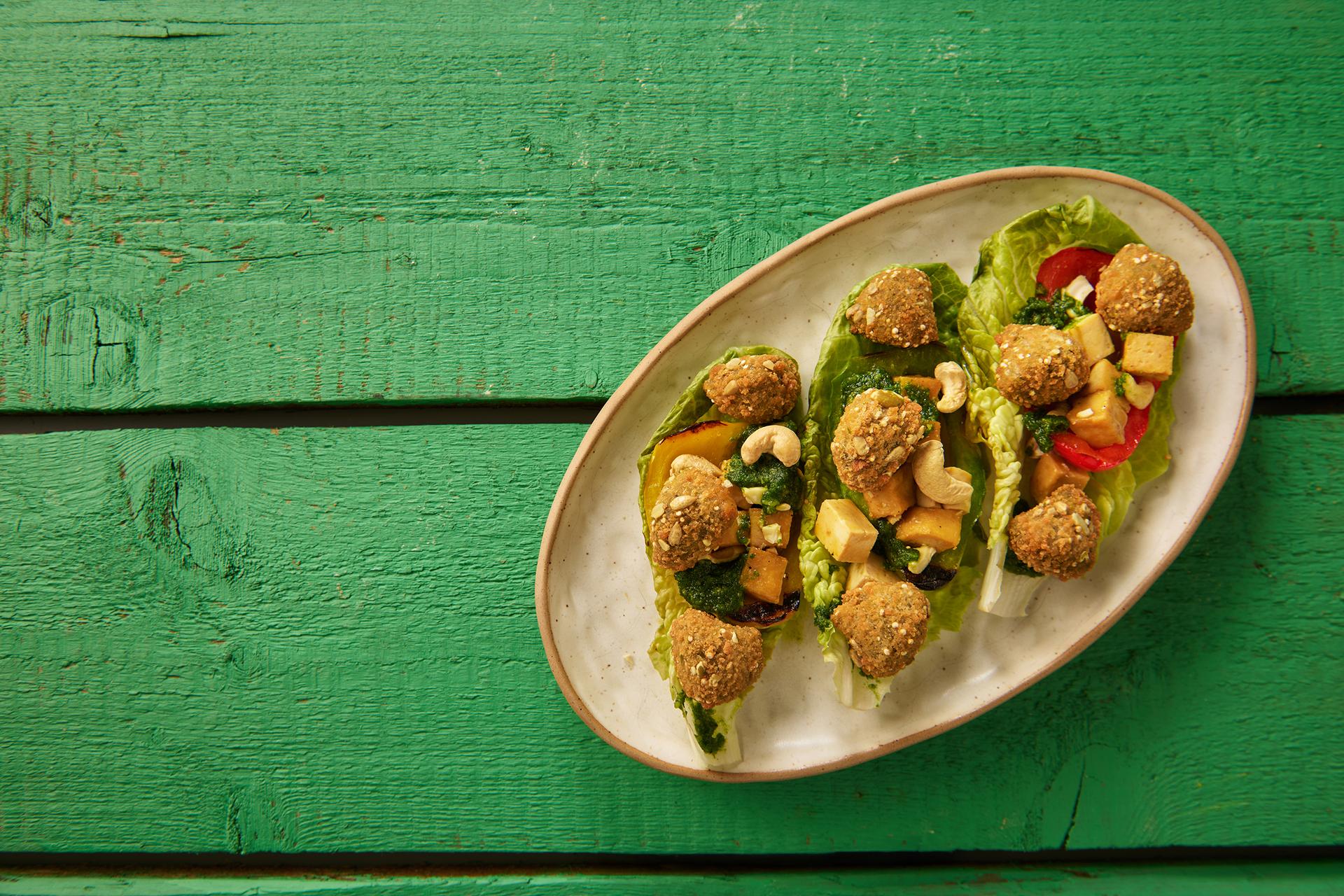 loaded_falafel_bites_s_grilovanou_paprikou_a_pestem 