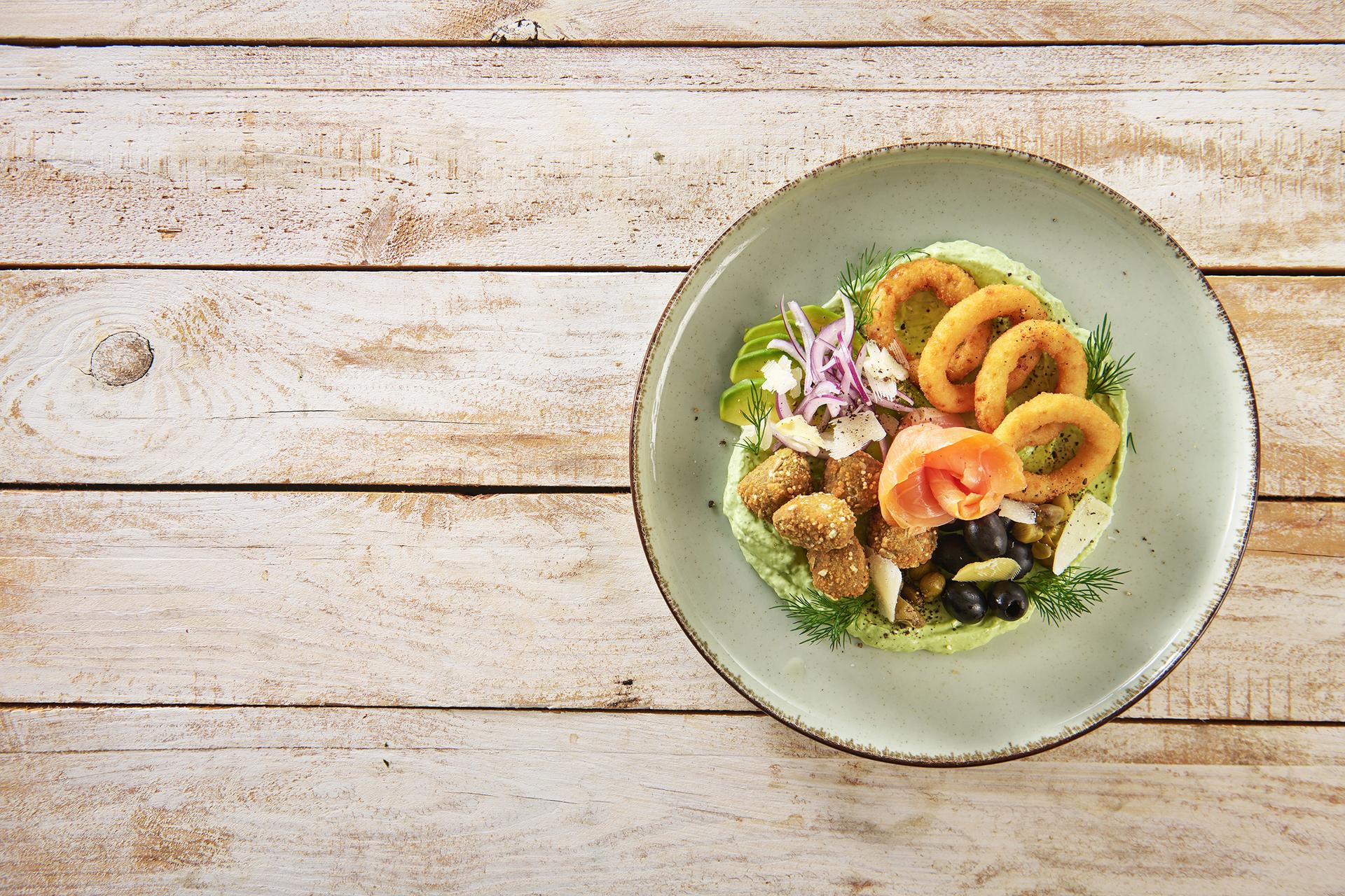 loaded_falafel_bites_a_cibulove-krouzky_uzenym_lososem_a_koprovou_majonezou