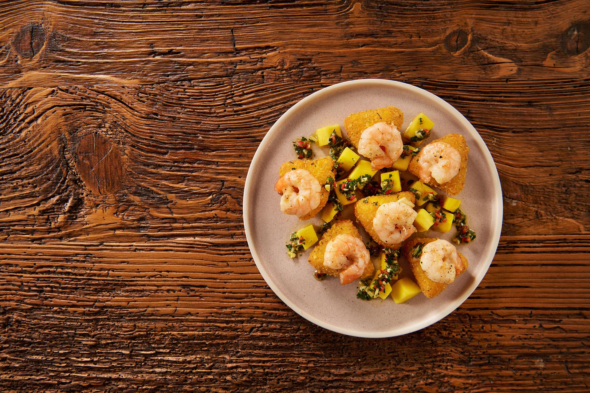loaded_macn_cheese_bites_krevetami_mangem_a_omackou_chimichurri