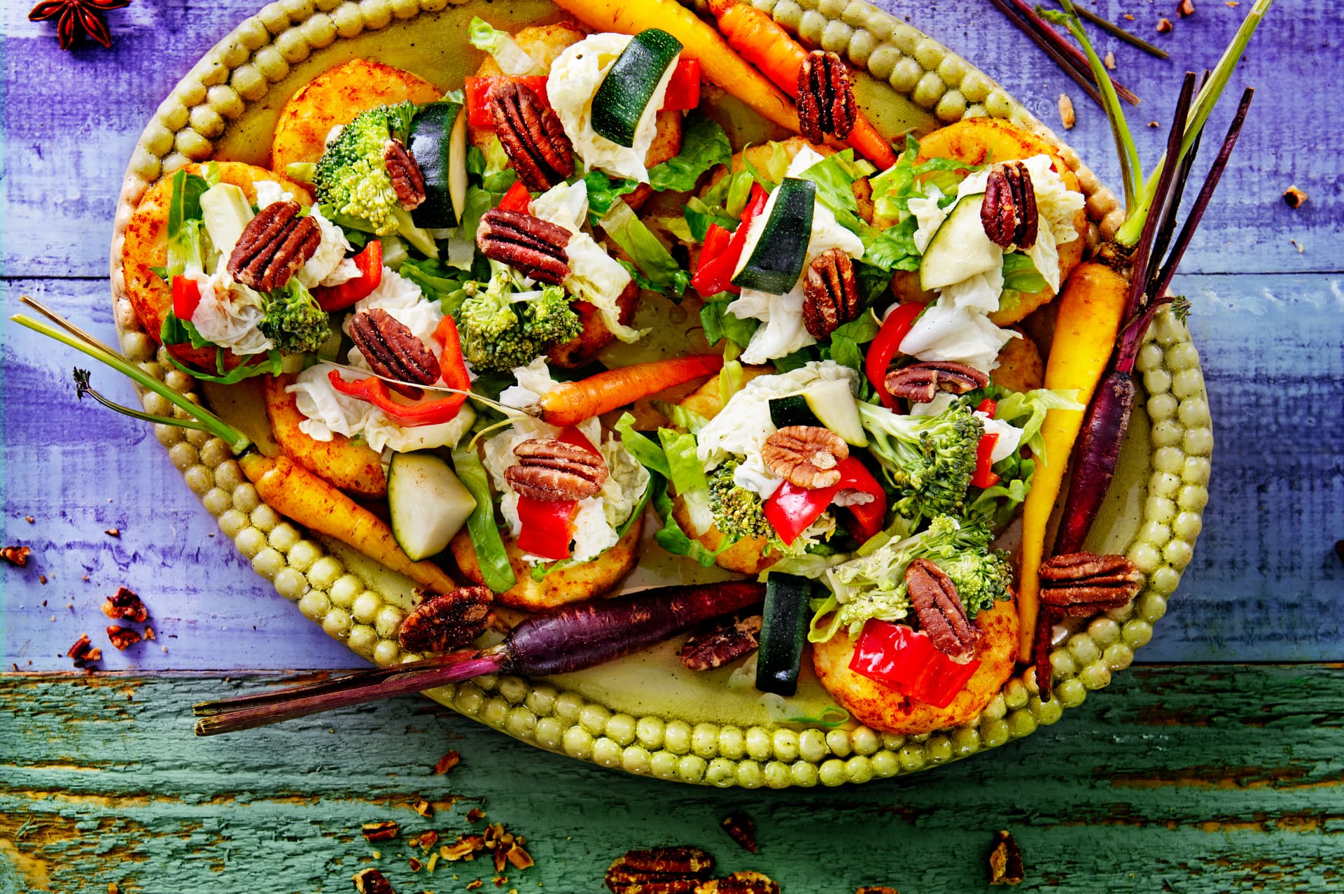 Naládované rösti wasabi, nakládanou zeleninou a pekanovými ořechy 