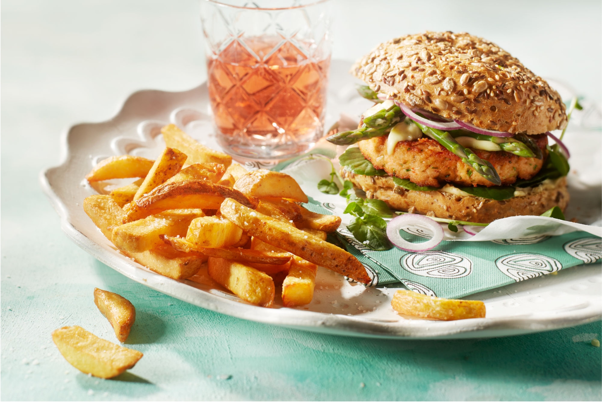 Burger z lososa s hummusem, zeleným chřestem, řeřichou a wasabi majonézou