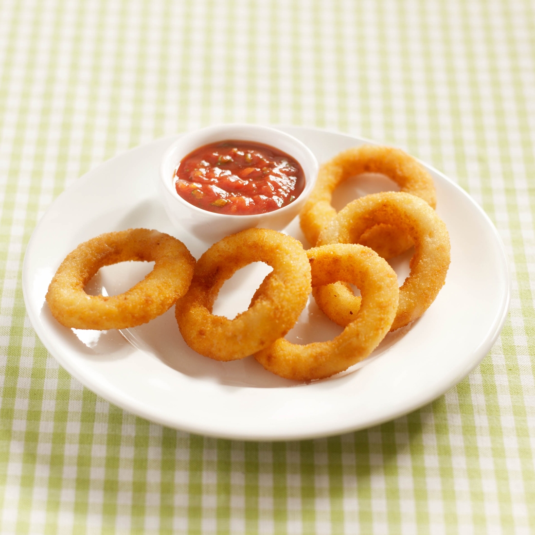 Cibulové kroužky s pikantní rajčatovou omáčkou