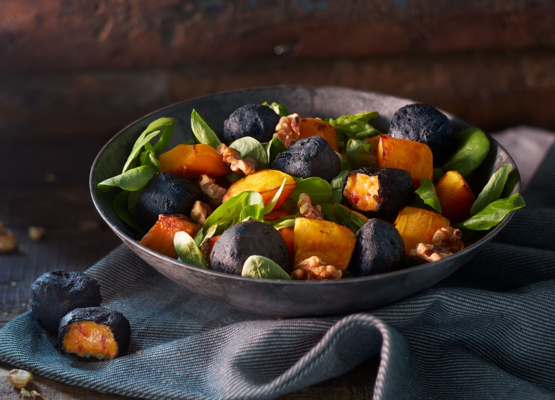 Dýňový salát s polníčkem, vlašskými ořechy a čedarovými pikantními nugetami