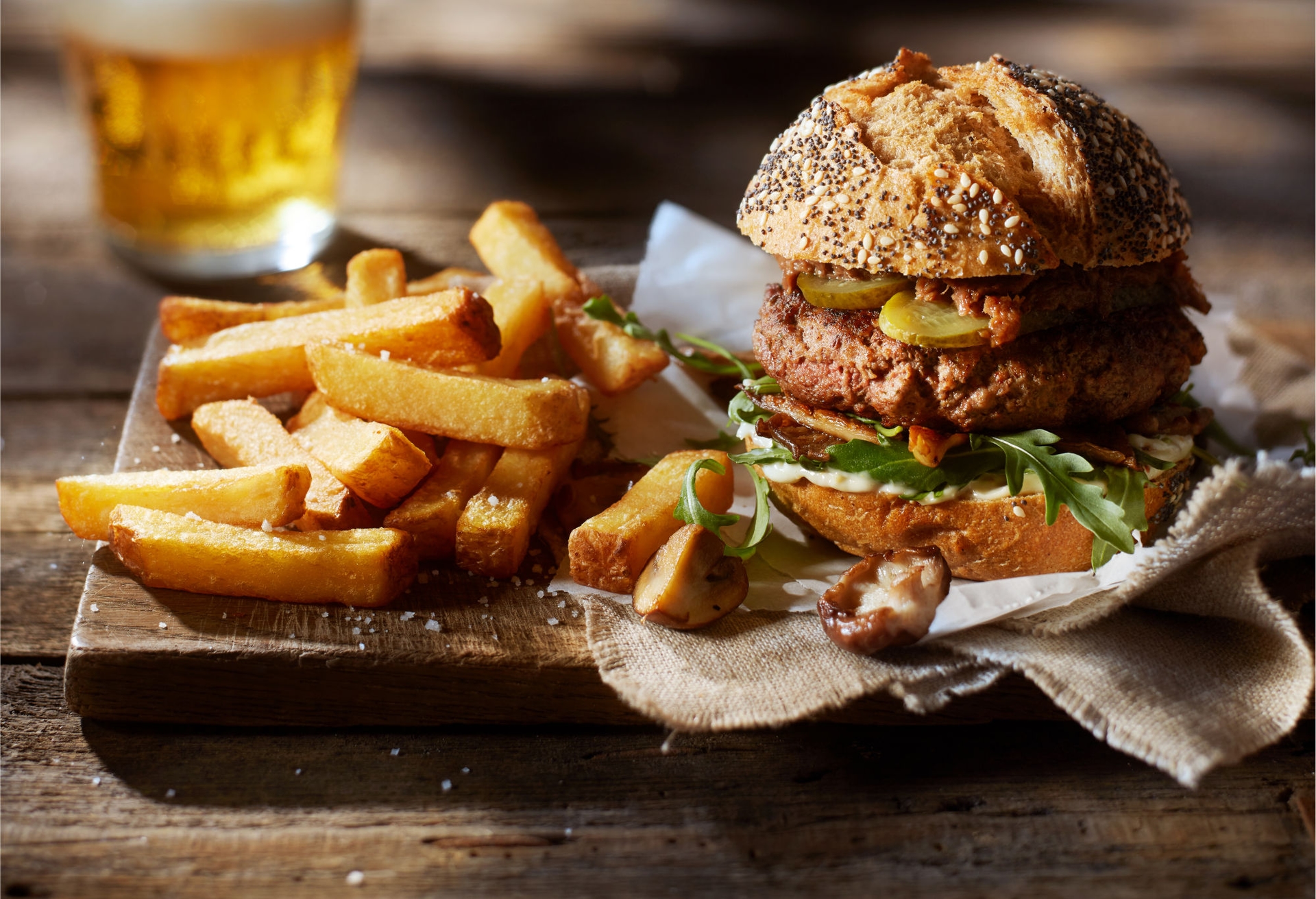 Jelení burger s hovězí plecí, houbami a okurkami