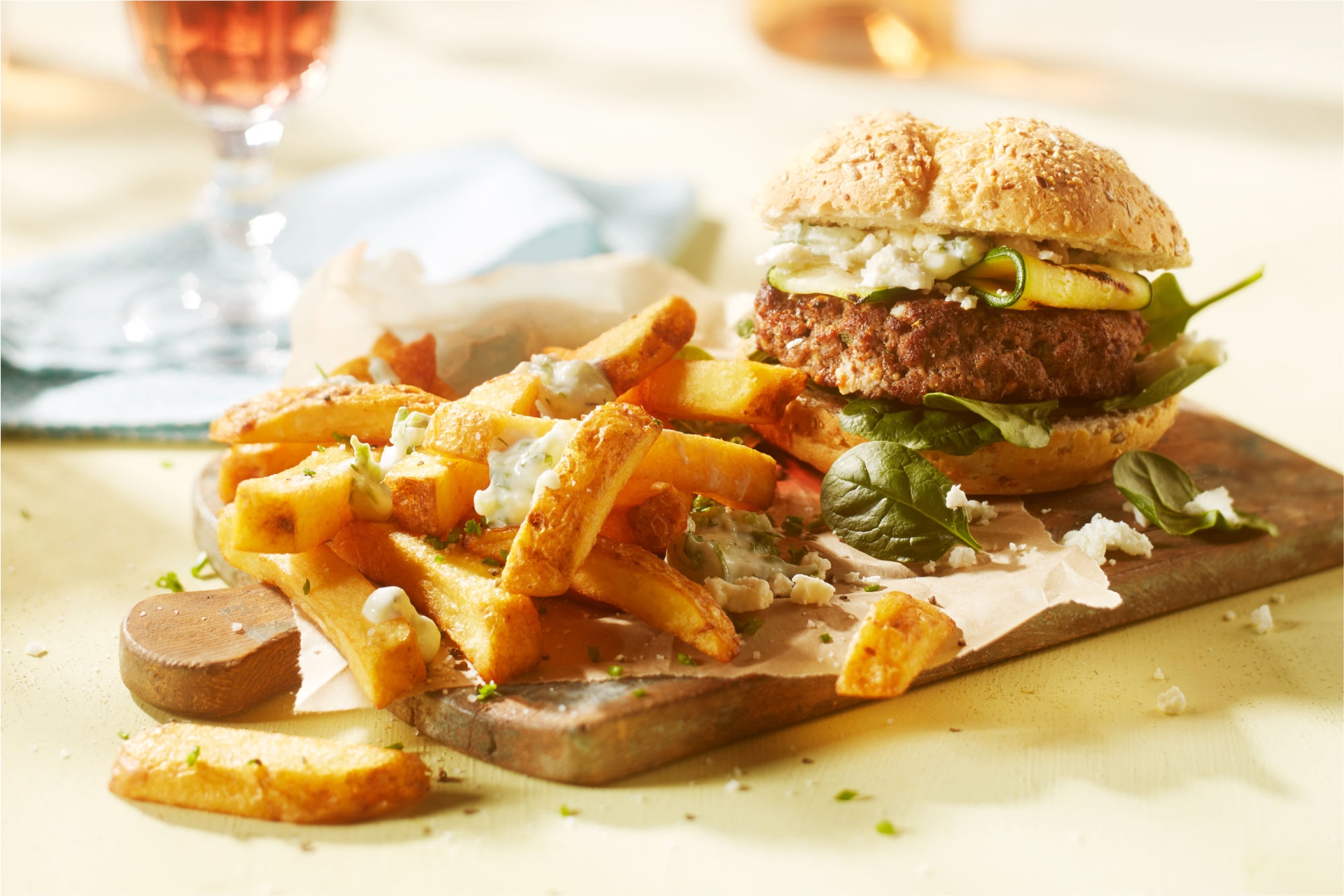 Řecký burger s cuketou, špenátem, tzatziki a sýrem feta