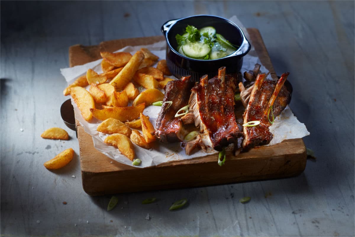 aviko_korenene_americke_brambory_a_zebirko_s_okurkovym_salatem