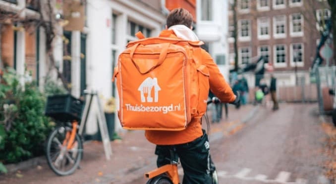 oranzovy_holandsky_delivery_kuryr_na_kole-aviko-delivery