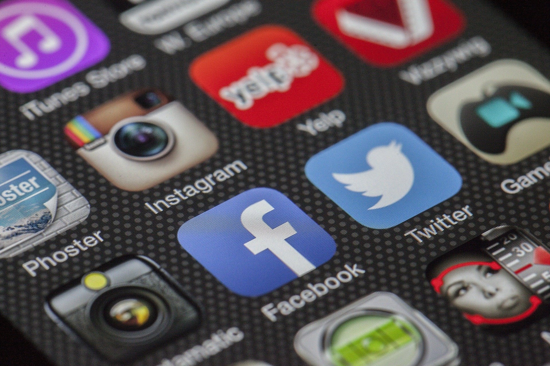 mobilní telefon jak_pouzivat_socialni_media_k_propagaci_rozwozu