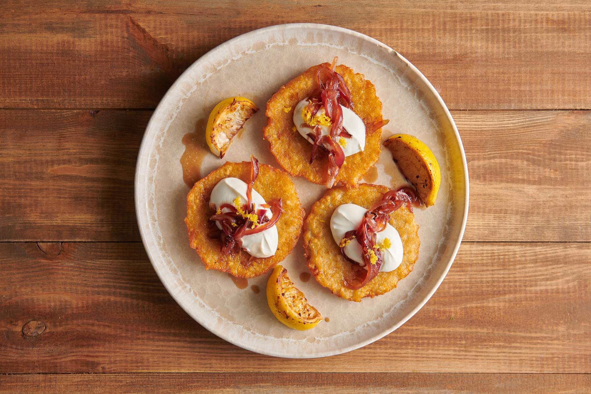 Bramborové placky s marmeládou z červené cibule, zakysanou smetanou a grilovanými citrony