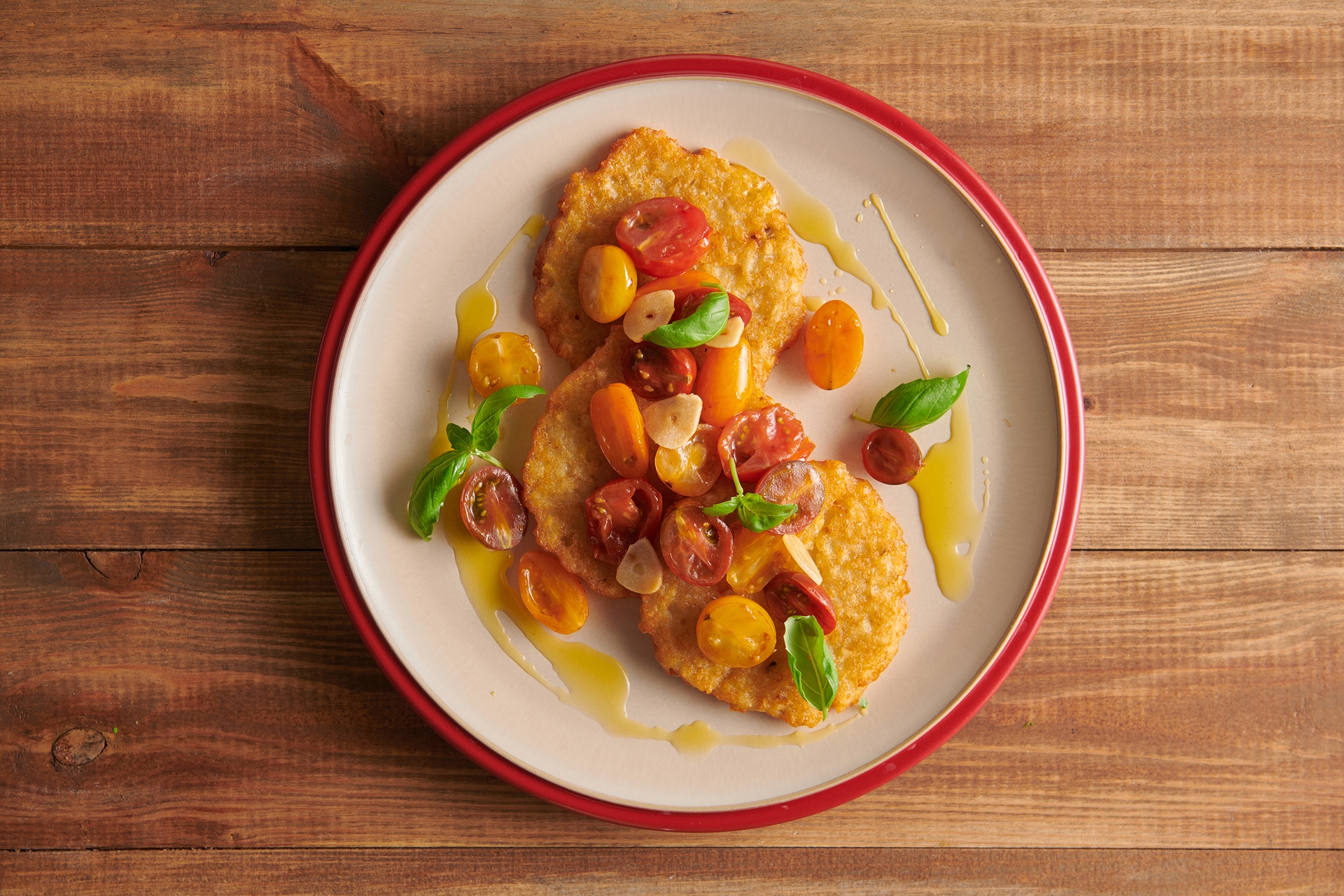 Bramborové placky s pečenými rajčaty a česnekem