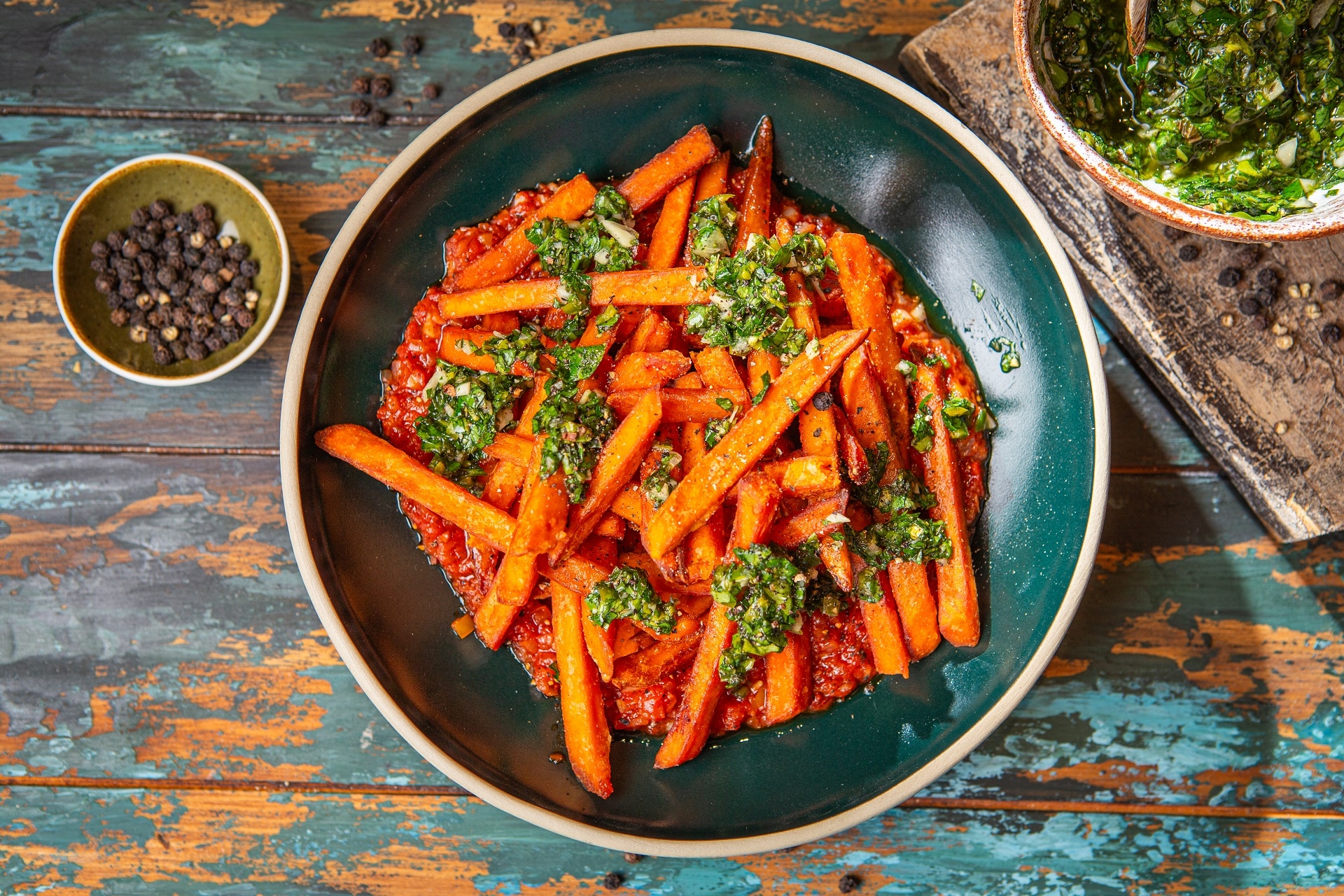 naladovane_batatove_hranolky_s_rajcaty_limetkou_a_kardamomovym_dipem | Recepty Aviko pro gastronomii