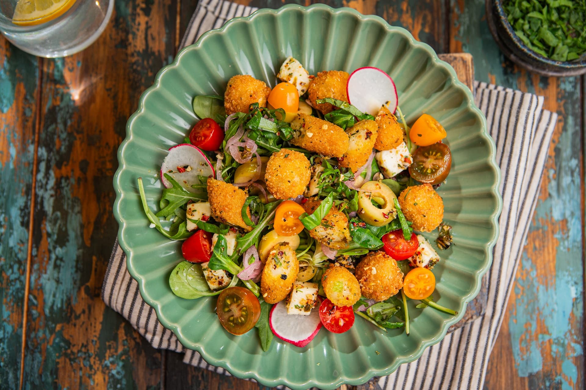 stredomorsky_salat_s_mozzarellovymi_tycinkami_a_olivami | Recepty Aviko pro gastronomii