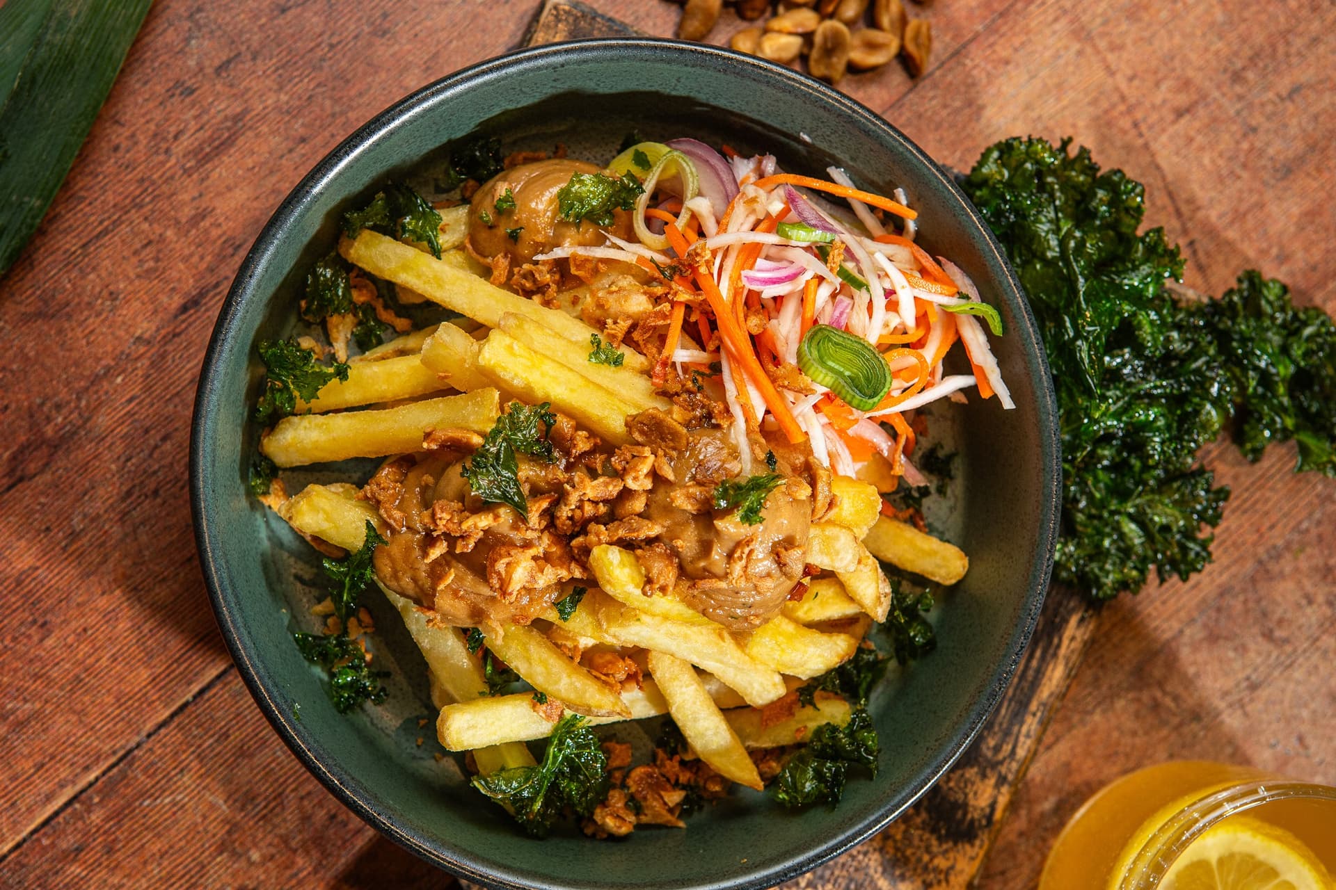 naladovane_hranolky_indoneskou_arasidovou_omackou_a_nakladanou_zeleninou