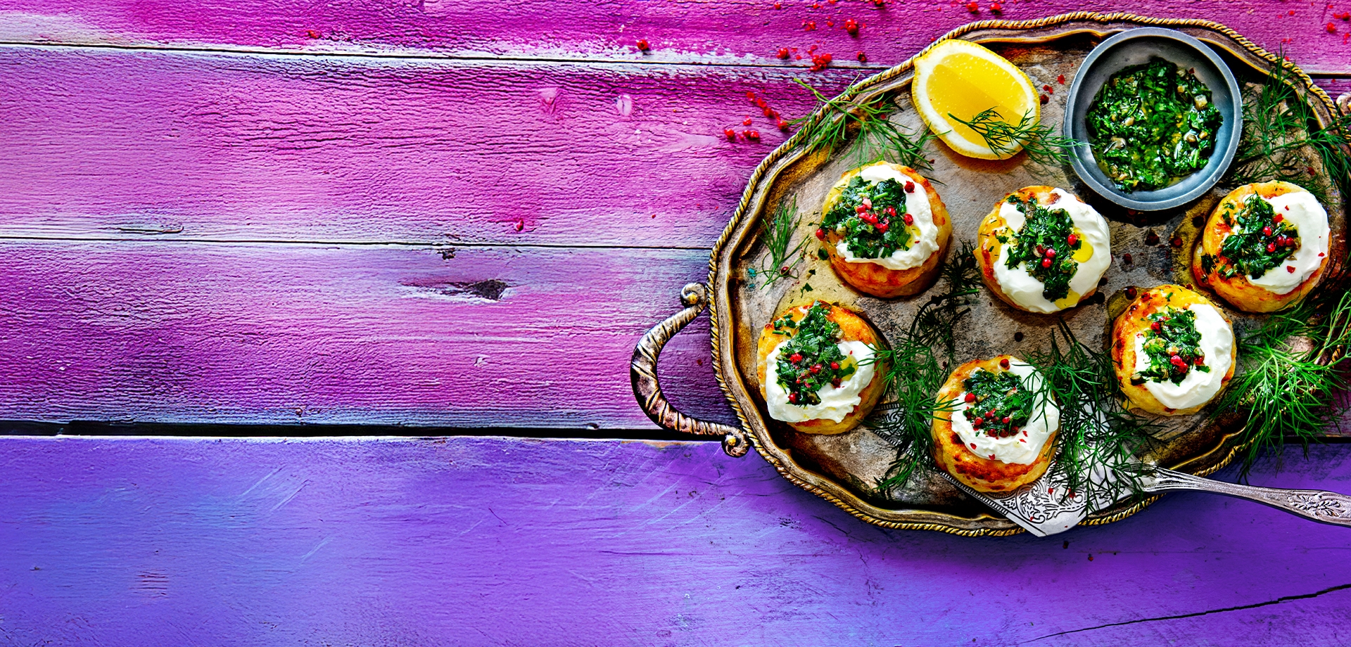 Gratinované brambory se zakysanou smetanou a salsa verde