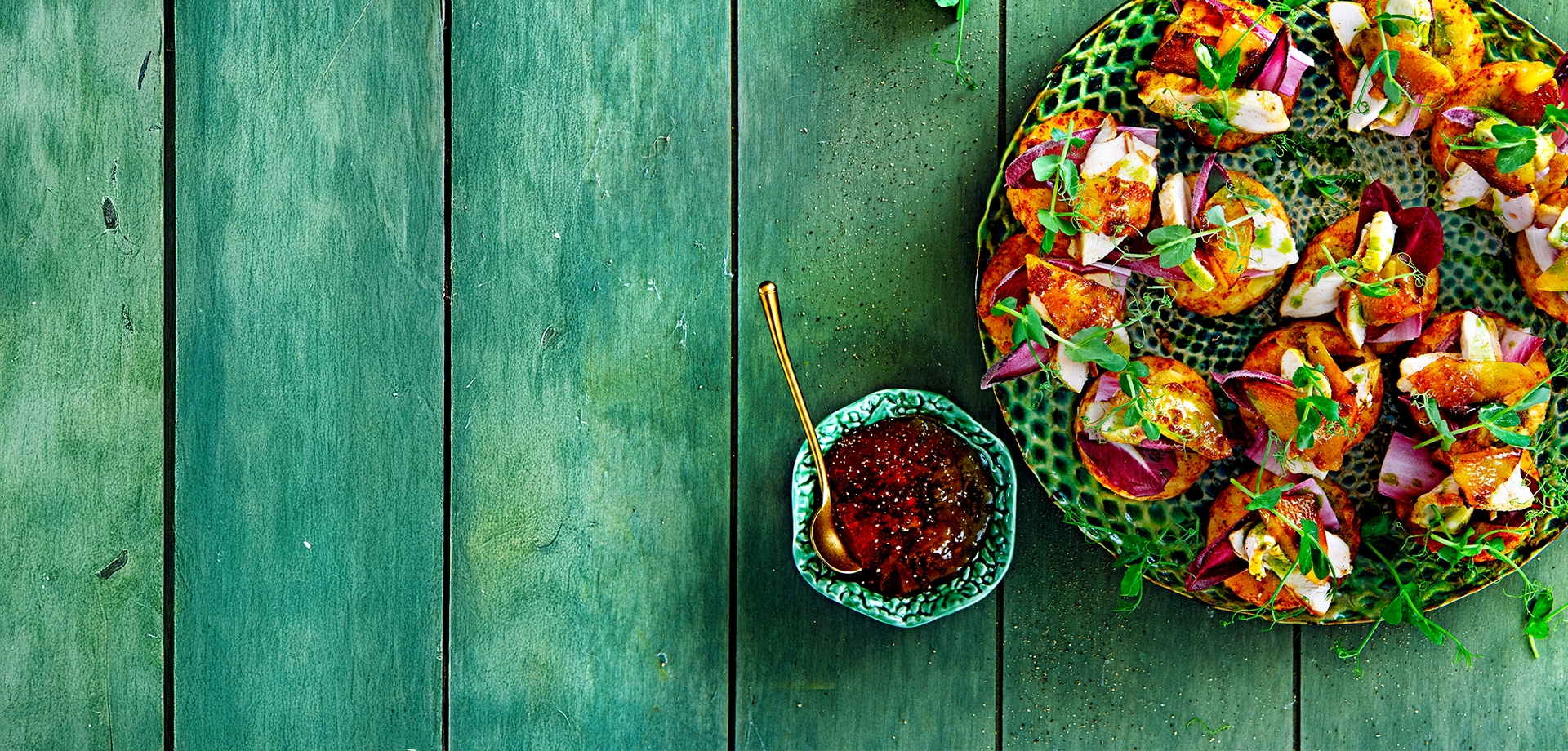 Rösti s lepkavým mangem a grilovaným kuřetem s pažitkovým olejem