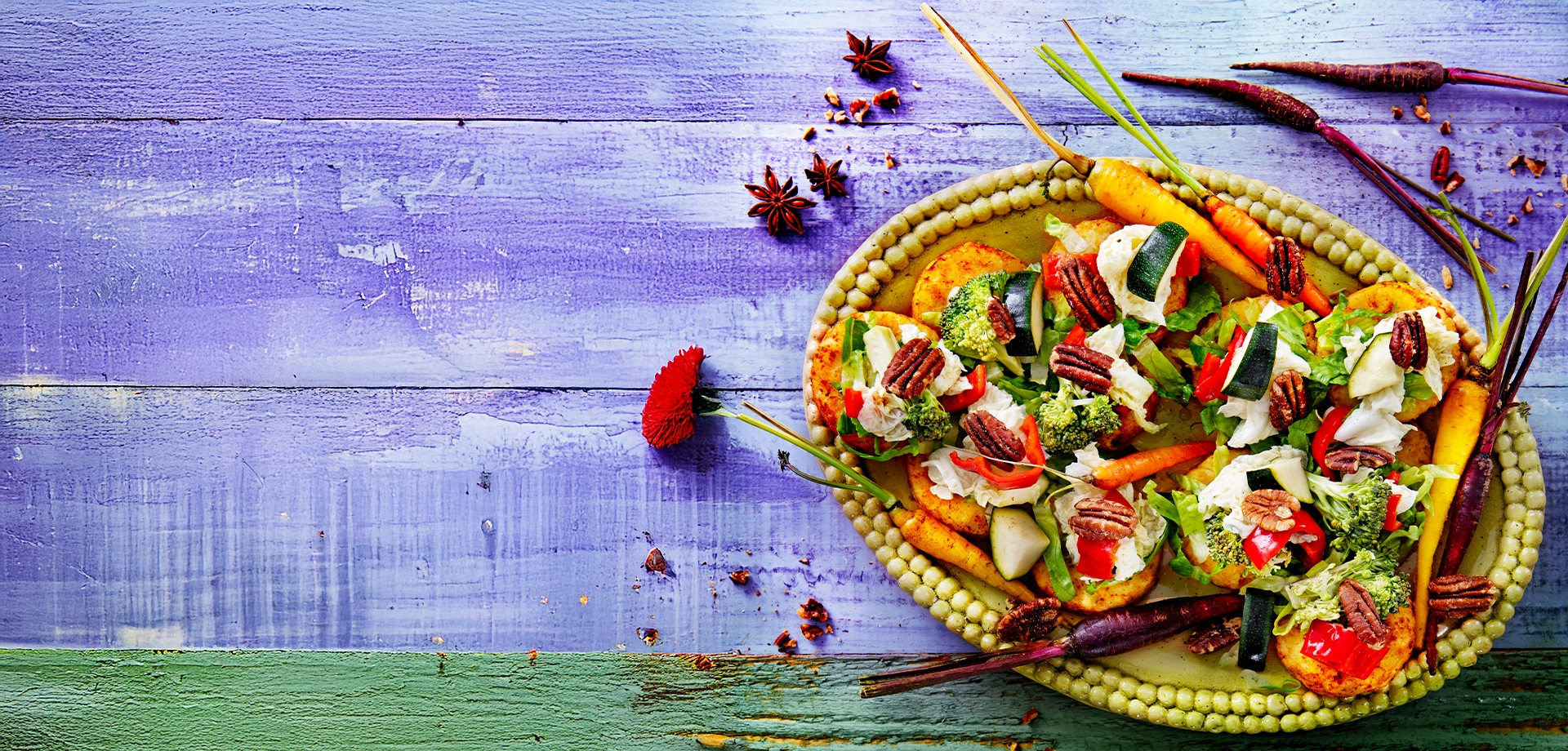 Naládované rösti wasabi, nakládanou zeleninou a pekanovými ořechy