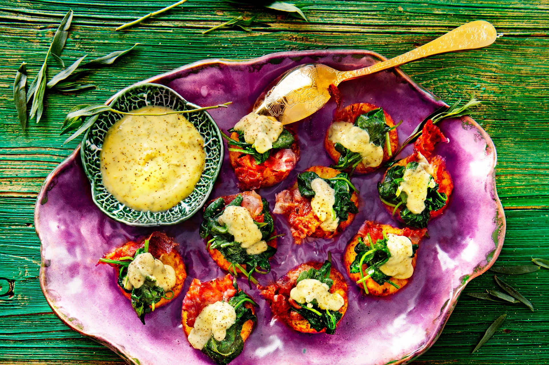 Naládované rösti špenátem, slaninou a béarnaiskou omáčkou